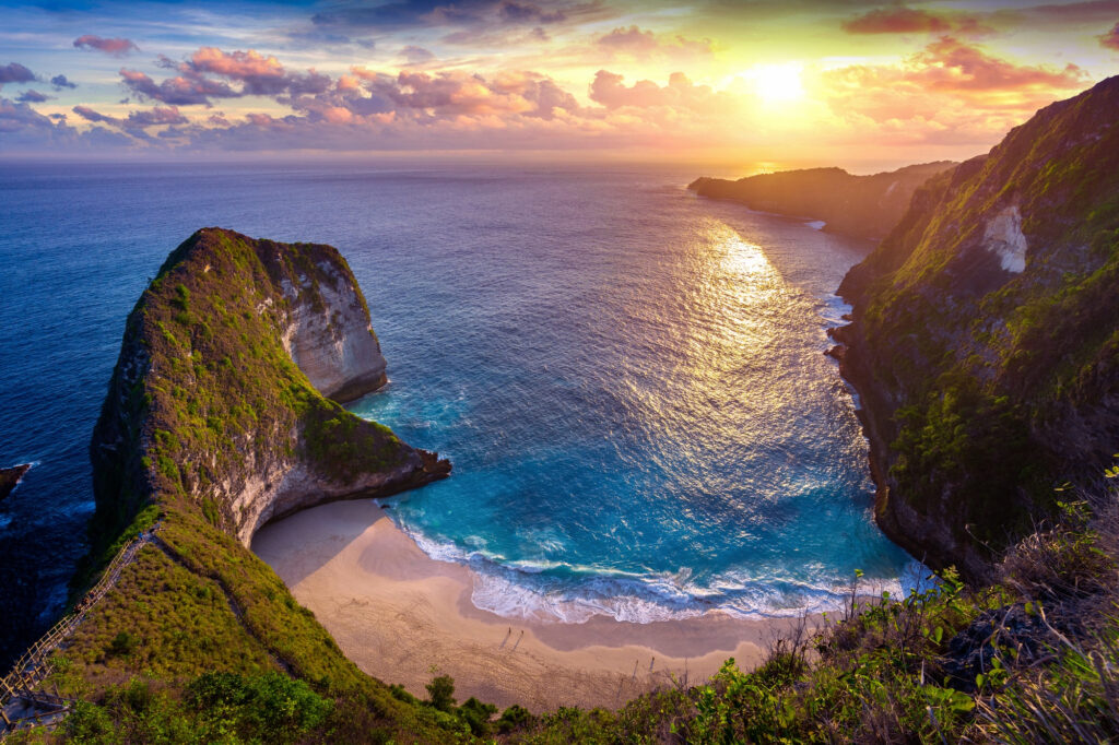 Aerial view of the stunning Kelingking Beach with turquoise waters and dramatic cliffs on Nusa Penida Island, Indonesia